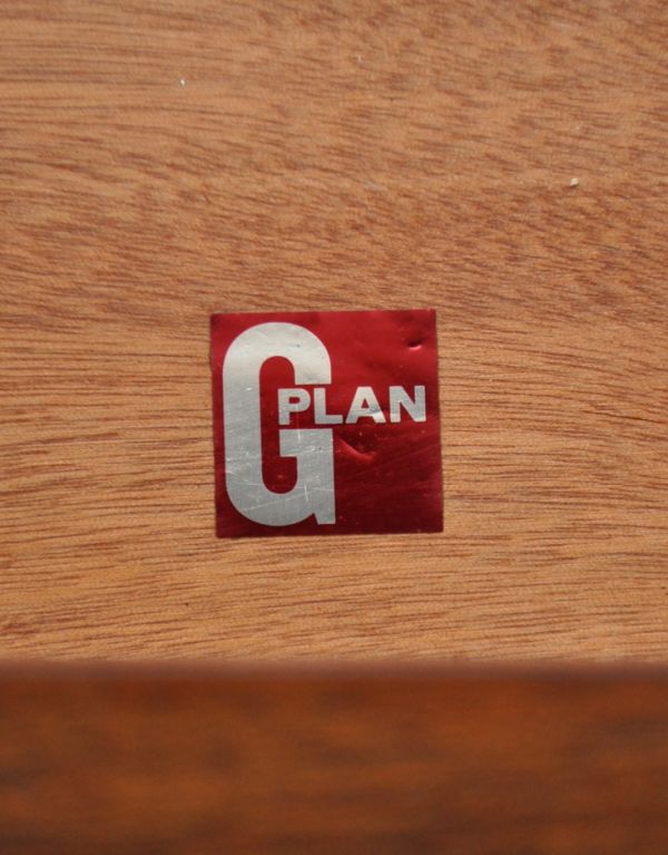 G-PLAN(Gプラン)　アンティーク家具　チーク材を使ったヴィンテージ家具、Gプランのおしゃれなサイドボード。「G-PLAN」のロゴステッカーが残っていました。(x-618-f)