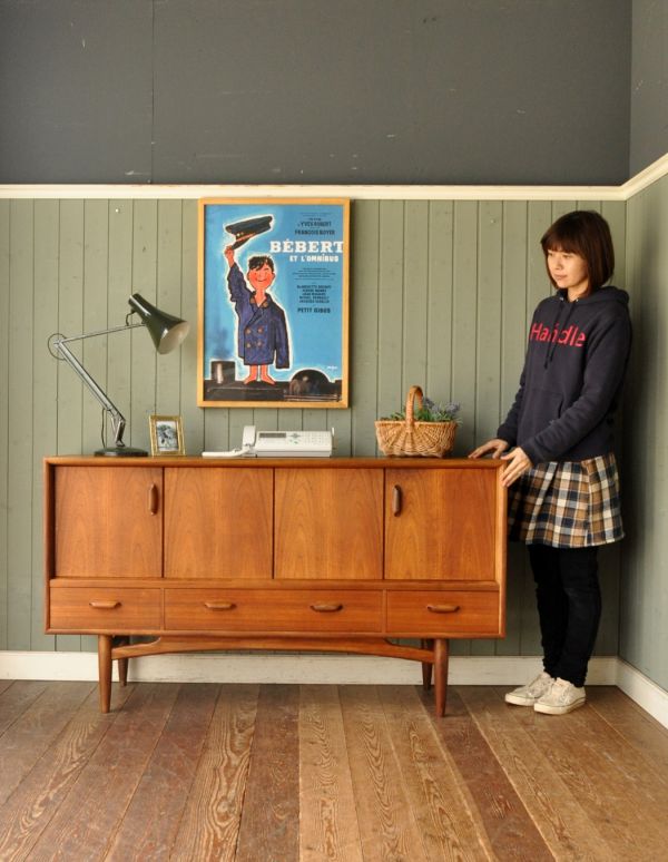 G-PLAN(Gプラン)　アンティーク家具　チーク材を使ったヴィンテージ家具、Gプランのおしゃれなサイドボード。スッキリとかっこいいデザインが特徴のサイドボード。(x-618-f)