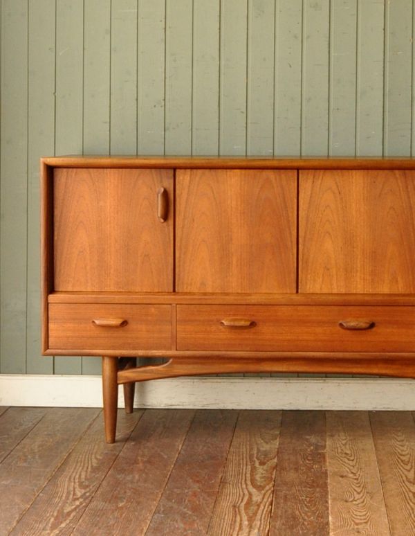 G-PLAN(Gプラン)　アンティーク家具　チーク材を使ったヴィンテージ家具、Gプランのおしゃれなサイドボード。リビングで電話などの置き場所として使っても最適です。(x-618-f)