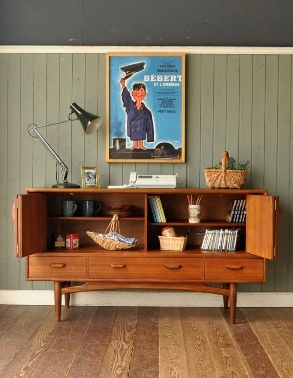 G-PLAN(Gプラン)　アンティーク家具　チーク材を使ったヴィンテージ家具、Gプランのおしゃれなサイドボード。扉の奥はたっぷり収納。(x-618-f)