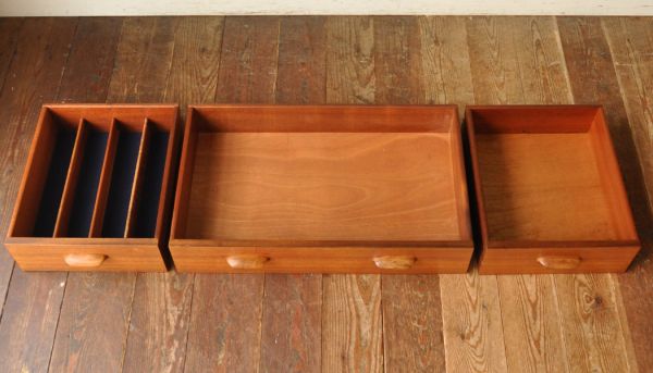 G-PLAN(Gプラン)　アンティーク家具　チーク材を使ったヴィンテージ家具、Gプランのおしゃれなサイドボード。引き出しは３杯付いています。(x-618-f)