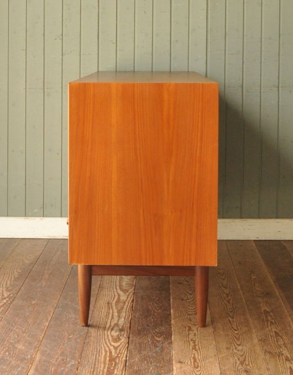 G-PLAN(Gプラン)　アンティーク家具　チーク材を使ったヴィンテージ家具、Gプランのおしゃれなサイドボード。サイドから見てもキレイな状態です。(x-618-f)