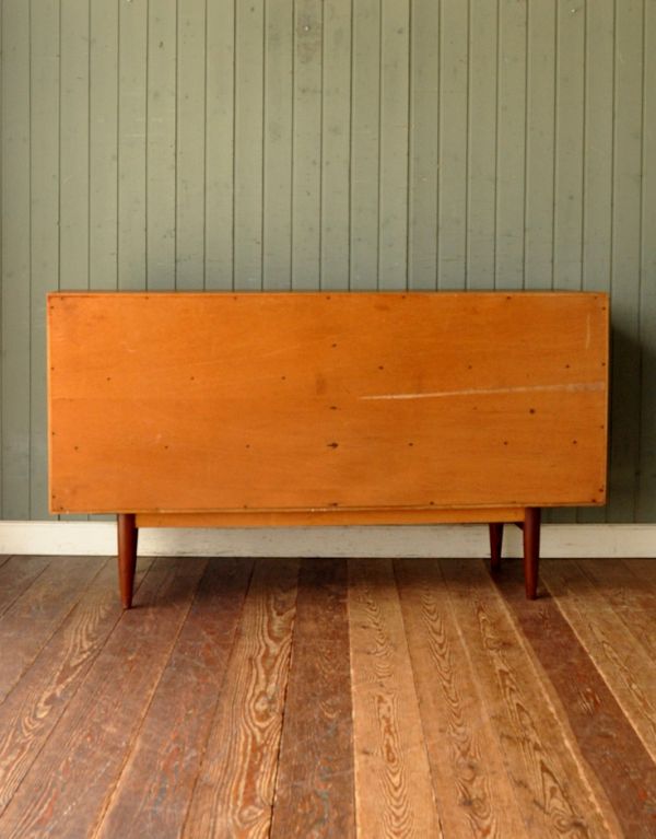 G-PLAN(Gプラン)　アンティーク家具　チーク材を使ったヴィンテージ家具、Gプランのおしゃれなサイドボード。キチンとメンテナンスしてあるので、裏側もキレイです。(x-618-f)