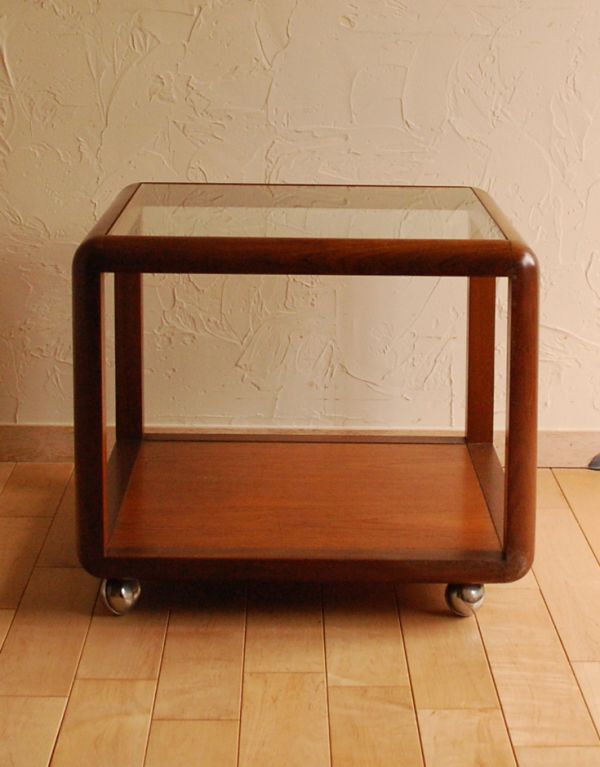 ロイドテーブル　アンティーク家具　ガラス張りのヴィンテージ家具、Gプランのコーヒーテーブル。北欧スタイルの空間に馴染む、シンプルな造り。(x-620-f)