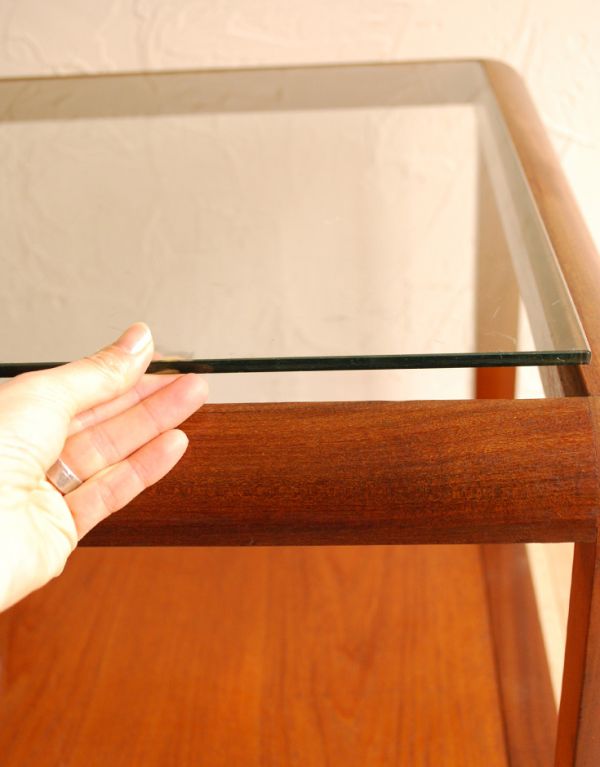 ロイドテーブル　アンティーク家具　ガラス張りのヴィンテージ家具、Gプランのコーヒーテーブル。ガラスの天板は外すことができます。(x-620-f)