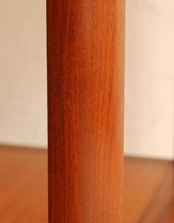 ロイドテーブル　アンティーク家具　ガラス張りのヴィンテージ家具、Gプランのコーヒーテーブル。フレームはチーク材が使われています。(x-620-f)