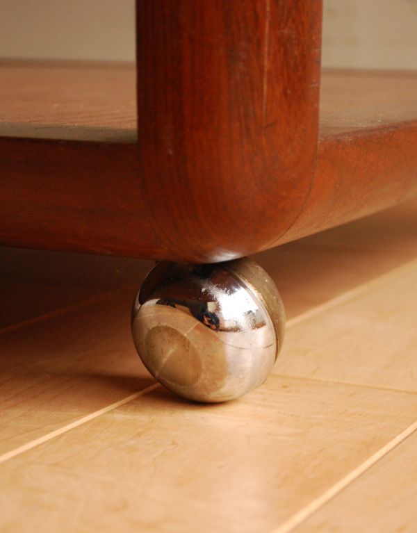 ロイドテーブル　アンティーク家具　ガラス張りのヴィンテージ家具、Gプランのコーヒーテーブル。きちんと調整したので、新しいものと比べるとスムーズではありませんが、ちゃんと動きます。(x-620-f)