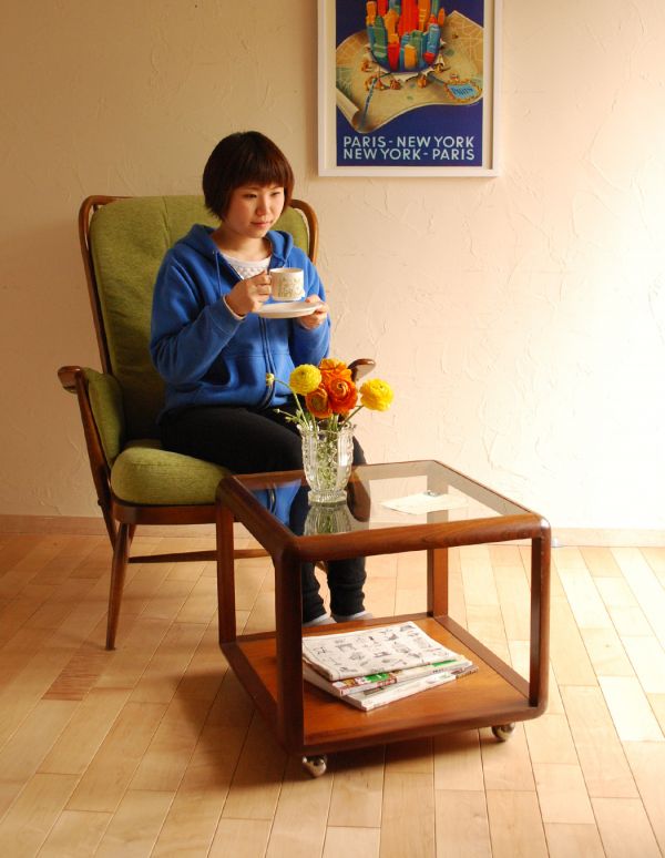 ロイドテーブル　アンティーク家具　ガラス張りのヴィンテージ家具、Gプランのコーヒーテーブル。リビングで使うなら、ソファやチェアの横に。(x-620-f)