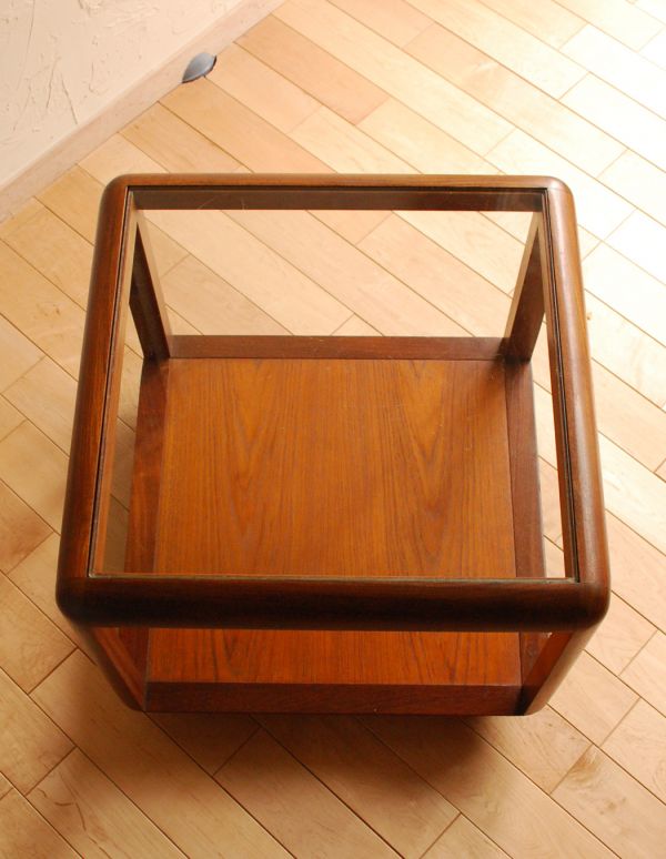 ロイドテーブル　アンティーク家具　ガラス張りのヴィンテージ家具、Gプランのコーヒーテーブル。四角い天板のテーブルです。(x-620-f)