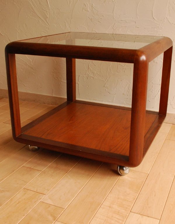 ロイドテーブル　アンティーク家具　ガラス張りのヴィンテージ家具、Gプランのコーヒーテーブル。テーブルの下は物置きになっています。(x-620-f)