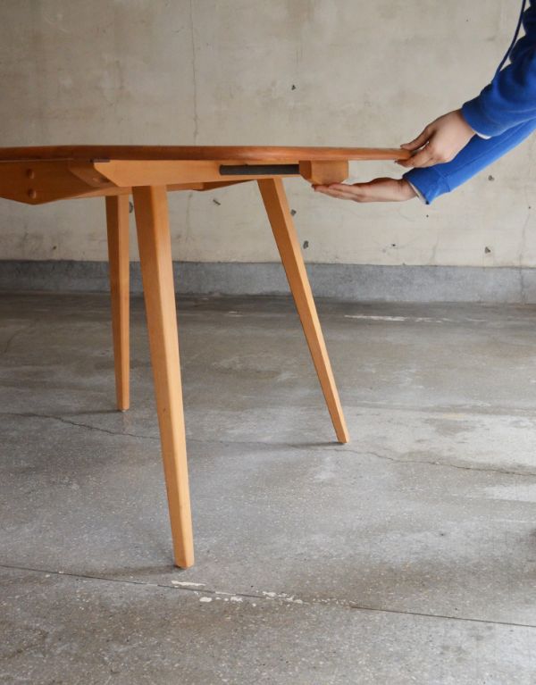 アーコールの家具 アンティーク家具 ヴィンテージのアーコール家具、伸張式のダイニングテーブル。広げるのはとっても簡単。(x-621-f)