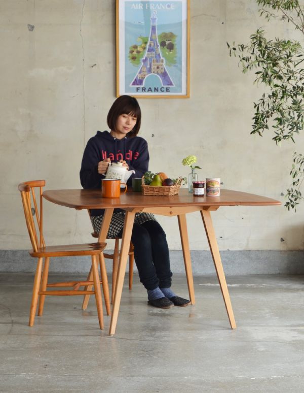 アーコールの家具 アンティーク家具 ヴィンテージのアーコール家具、伸張式のダイニングテーブル。カジュアルで使いやすいテーブル。(x-621-f)