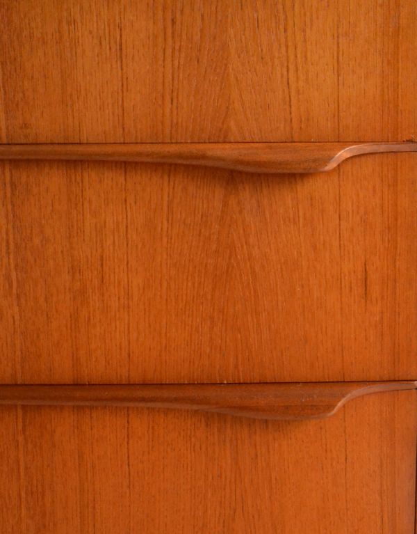 アンティーク家具　北欧のビンテージ家具、チーク材のシンプルなビューロー。オシャレな木の取っ手。(x-623-f)