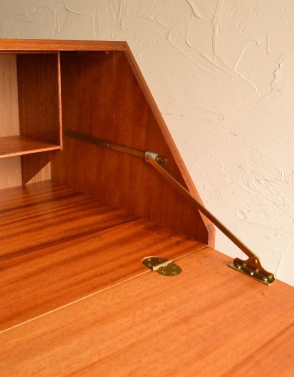 アンティーク家具　北欧のビンテージ家具、チーク材のシンプルなビューロー。ビューローは支えでしっかり固定されるので、安心してお使いいただけます。(x-623-f)