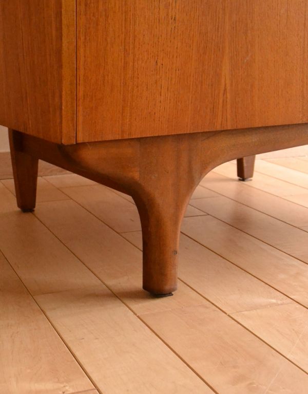 アンティーク家具　北欧のビンテージ家具、チーク材のシンプルなビューロー。脚はすっきりしたデザインです。(x-623-f)