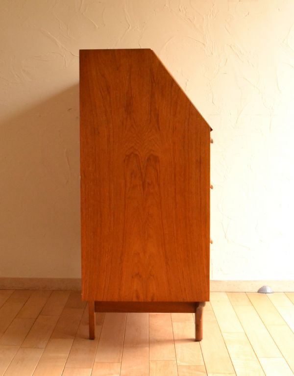 アンティーク家具　北欧のビンテージ家具、チーク材のシンプルなビューロー。横から見てもピカピカです。(x-623-f)