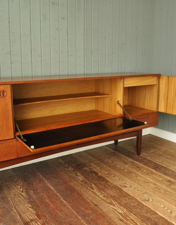 アンティークのキャビネット アンティーク家具 インダストリアルなビンテージの家具、モダンなサイドボード。重いものや見せたくないものは扉の奥に収納しましょう。(x-624-f)