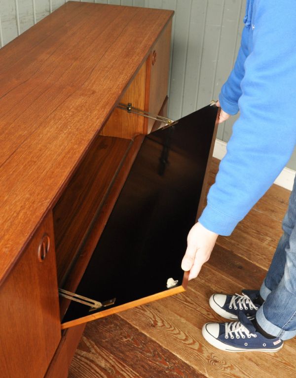 アンティークのキャビネット アンティーク家具 インダストリアルなビンテージの家具、モダンなサイドボード。実は、こんな風に前開きの収納なんです!中も広々としています。(x-624-f)