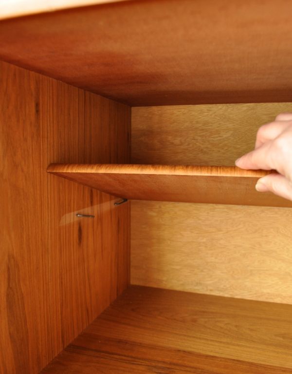 アンティークのキャビネット アンティーク家具 インダストリアルなビンテージの家具、モダンなサイドボード。左側の扉内の棚板は、取り外しができます。(x-624-f)