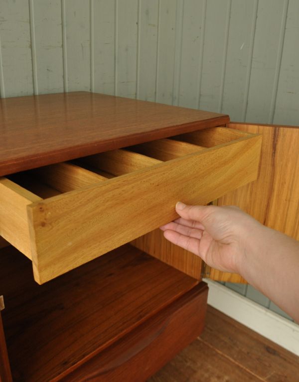 アンティークのキャビネット アンティーク家具 インダストリアルなビンテージの家具、モダンなサイドボード。右側の扉内には、隠し引き出しが付いています。(x-624-f)