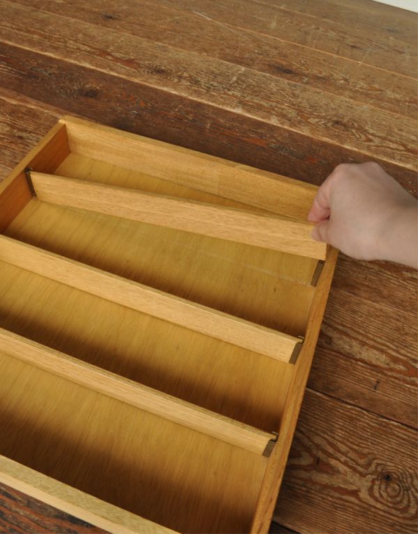 アンティークのキャビネット アンティーク家具 インダストリアルなビンテージの家具、モダンなサイドボード。隠し引き出しの仕切りは取り外しができます。(x-624-f)