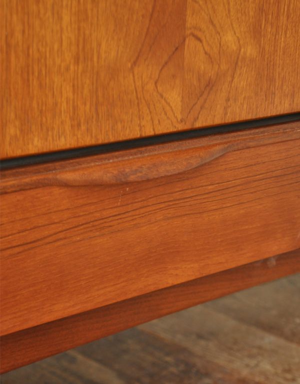 アンティークのキャビネット アンティーク家具 インダストリアルなビンテージの家具、モダンなサイドボード。シンプルでカッコいい取っ手。(x-624-f)