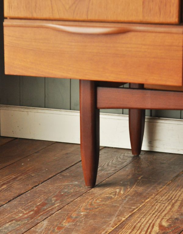 アンティークのキャビネット アンティーク家具 インダストリアルなビンテージの家具、モダンなサイドボード。安定感のある脚がしっかり支えます。(x-624-f)