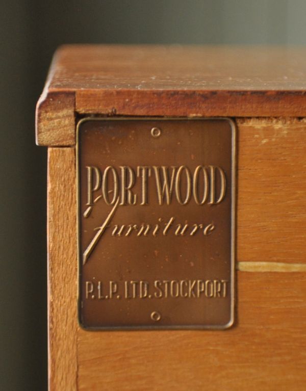 アンティークのキャビネット アンティーク家具 インダストリアルなビンテージの家具、モダンなサイドボード。「PORTWOOD furniture」という家具メーカーのタグが残っていました。(x-624-f)