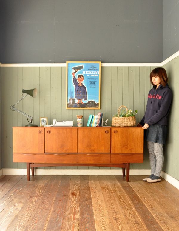 アンティークのキャビネット アンティーク家具 インダストリアルなビンテージの家具、モダンなサイドボード。スッキリとかっこいいデザインが特徴のサイドボード。(x-624-f)