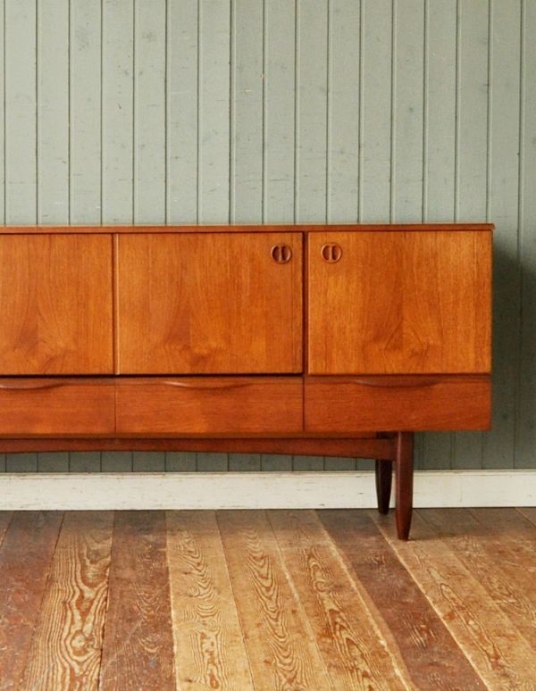 アンティークのキャビネット アンティーク家具 インダストリアルなビンテージの家具、モダンなサイドボード。リビングで電話などの置き場所として使っても最適です。(x-624-f)