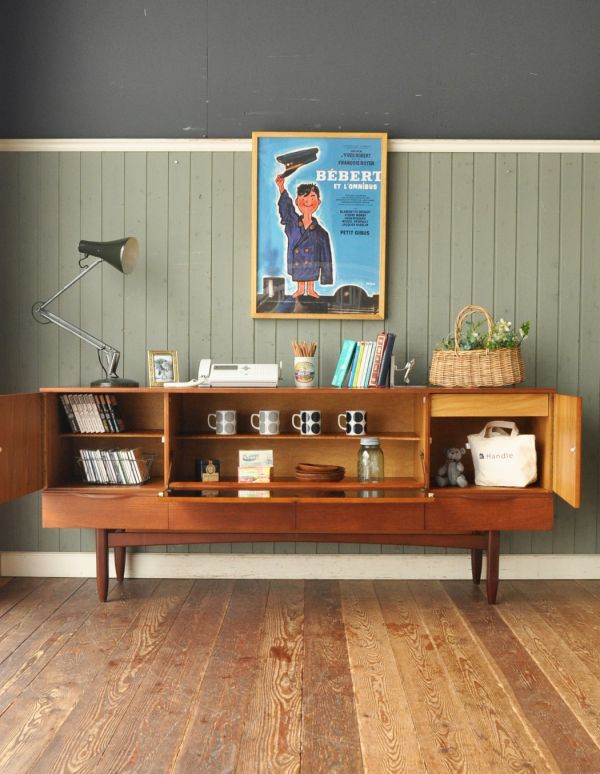 アンティークのキャビネット アンティーク家具 インダストリアルなビンテージの家具、モダンなサイドボード。扉の奥はたっぷり収納。(x-624-f)