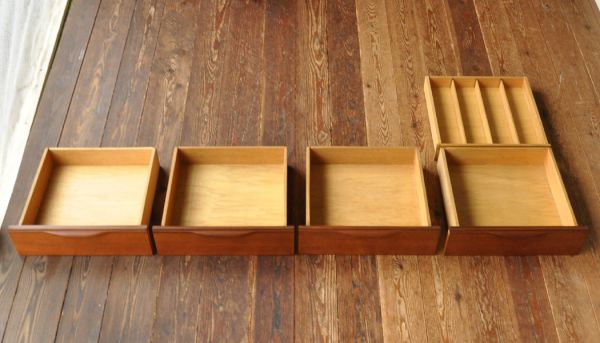 アンティークのキャビネット アンティーク家具 インダストリアルなビンテージの家具、モダンなサイドボード。引き出しは全部で4杯で、トレーが1つ付いています。(x-624-f)