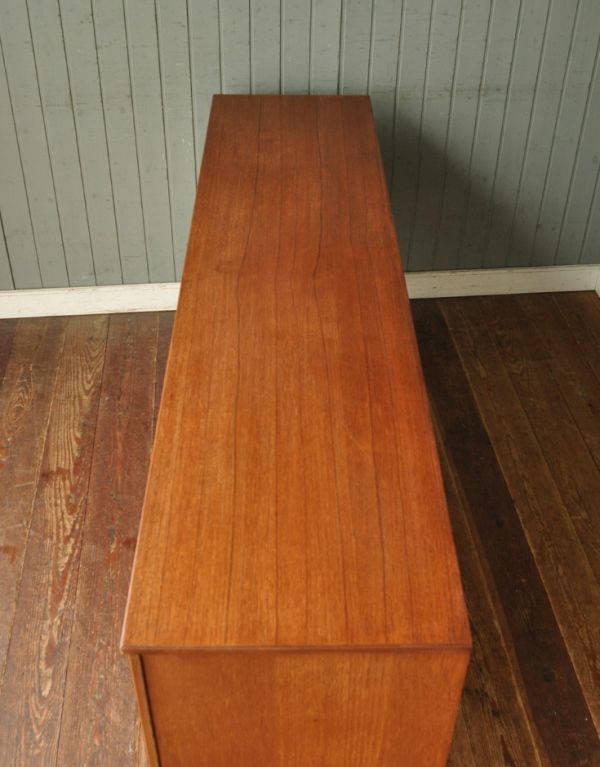 アンティークのキャビネット アンティーク家具 インダストリアルなビンテージの家具、モダンなサイドボード。天板もキレイに塗装を仕上げました。(x-624-f)