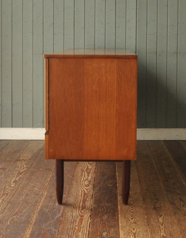 アンティークのキャビネット アンティーク家具 インダストリアルなビンテージの家具、モダンなサイドボード。サイドから見てもキレイな状態です。(x-624-f)