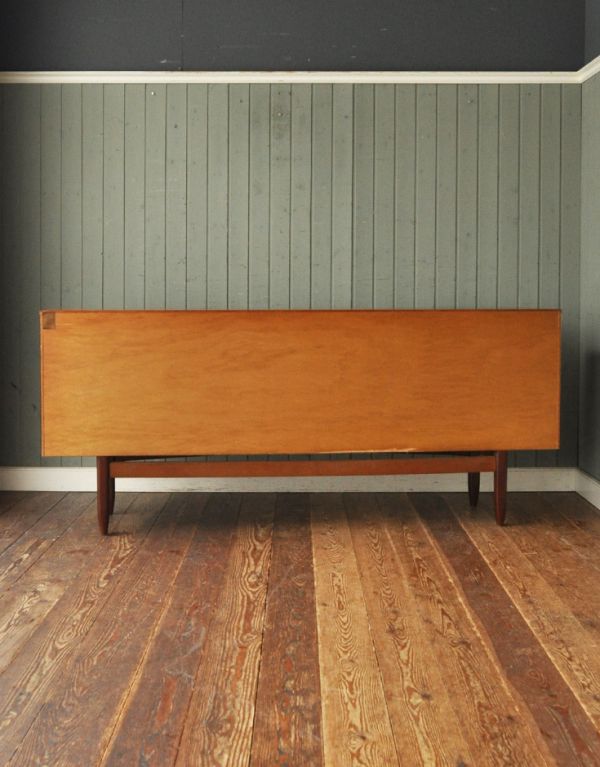 アンティークのキャビネット アンティーク家具 インダストリアルなビンテージの家具、モダンなサイドボード。キチンとメンテナンスしてあるので、裏側もキレイです。(x-624-f)