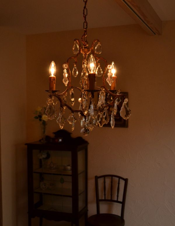 シャンデリア 照明・ライティング フランスアンティークのガラス×真鍮製シャンデリア(3灯タイプ)。灯りが灯るとさらにゴージャスな雰囲気になります。(x-624-z)