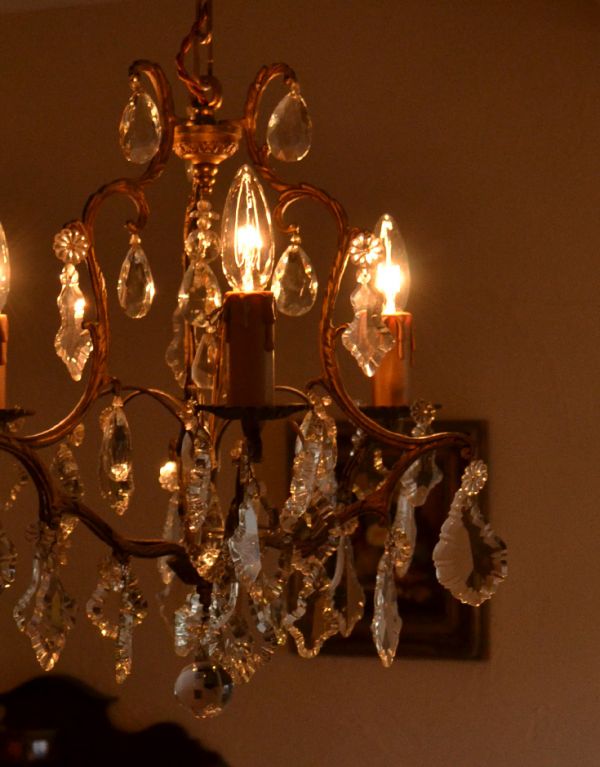 シャンデリア 照明・ライティング フランスアンティークのガラス×真鍮製シャンデリア(3灯タイプ)。とっても美しい照明の明かりがお部屋を包みこみます。(x-624-z)