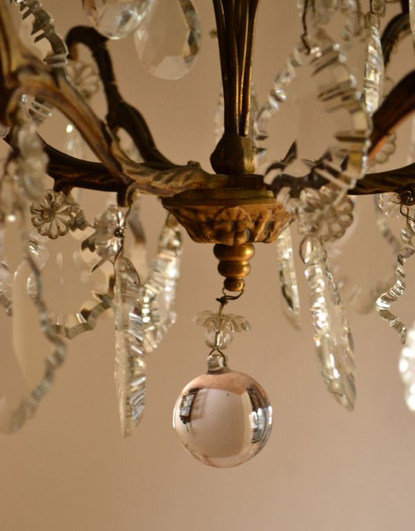 シャンデリア 照明・ライティング フランスアンティークのガラス×真鍮製シャンデリア(3灯タイプ)。大きなガラスドロップ付きです。(x-624-z)