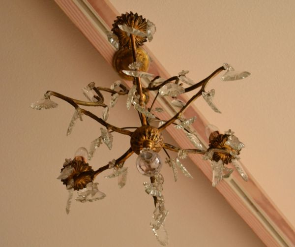 シャンデリア 照明・ライティング フランスアンティークのガラス×真鍮製シャンデリア(3灯タイプ)。下から見上げても輝きが美しいシャンデリアです。(x-624-z)