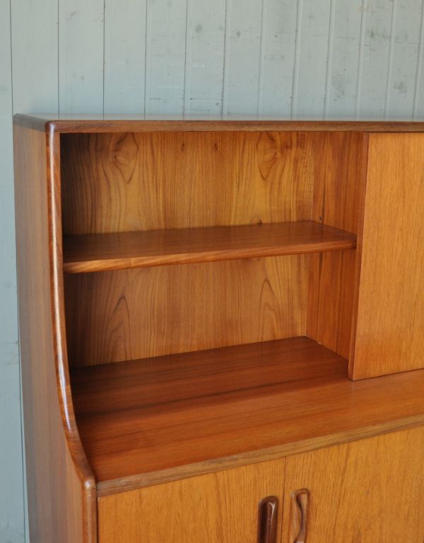 G-PLAN(Gプラン)　アンティーク家具　ヴィンテージの北欧インテリア、おしゃれなサイドボード（Gプラン）。漫画やDVD、CDはもちろん、食器棚としてもたっぷり収納できます。(x-625-f)