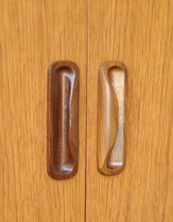 G-PLAN(Gプラン)　アンティーク家具　ヴィンテージの北欧インテリア、おしゃれなサイドボード（Gプラン）。開閉しやすい形の取っ手です。(x-625-f)