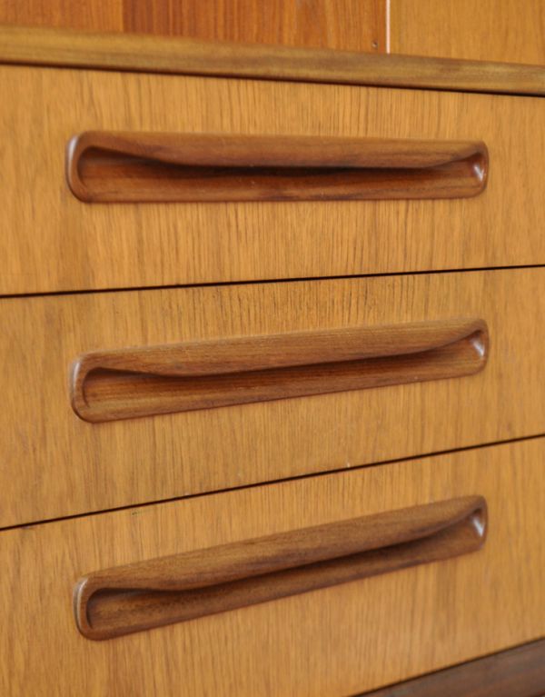 G-PLAN(Gプラン)　アンティーク家具　ヴィンテージの北欧インテリア、おしゃれなサイドボード（Gプラン）。扉の取っ手も引き出しとお揃い。(x-625-f)