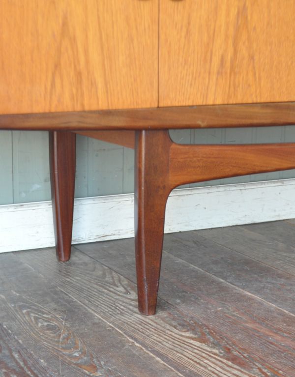 G-PLAN(Gプラン)　アンティーク家具　ヴィンテージの北欧インテリア、おしゃれなサイドボード（Gプラン）。脚はすっきりしたデザインです。(x-625-f)