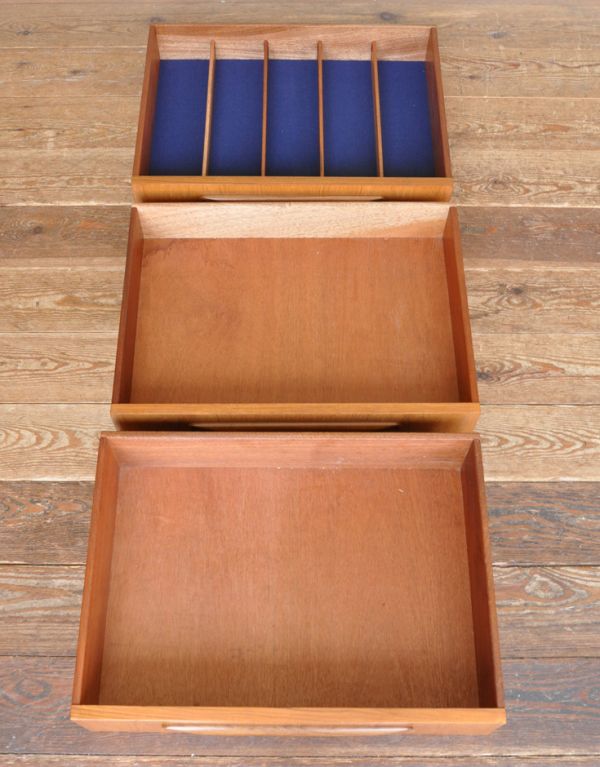 G-PLAN(Gプラン)　アンティーク家具　ヴィンテージの北欧インテリア、おしゃれなサイドボード（Gプラン）。引き出しがあるので細かいものもしまえます。(x-625-f)