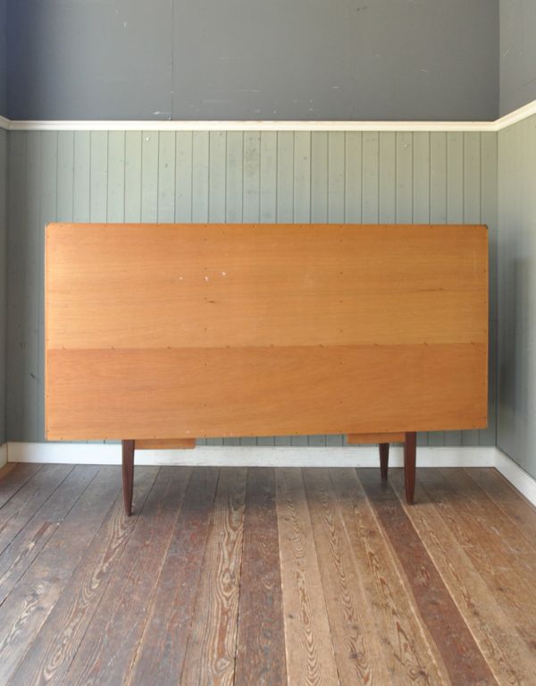 G-PLAN(Gプラン)　アンティーク家具　ヴィンテージの北欧インテリア、おしゃれなサイドボード（Gプラン）。キチンとメンテナンスをしているので、裏もキレイな状態です。(x-625-f)