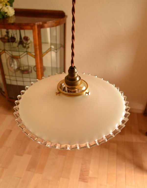 ペンダントライト　照明・ライティング　縁どりがクリアなフレンチレース、アンティークシェード ペンダントライト（コード・シャンデリア電球・ギャラリーA付き）。【 シェードのサイズ 】  直径26×高さ5.5cm（シェード）コードは50、80cm以外にも、ご希望の長さで加工してお届けします。(x-626-z)
