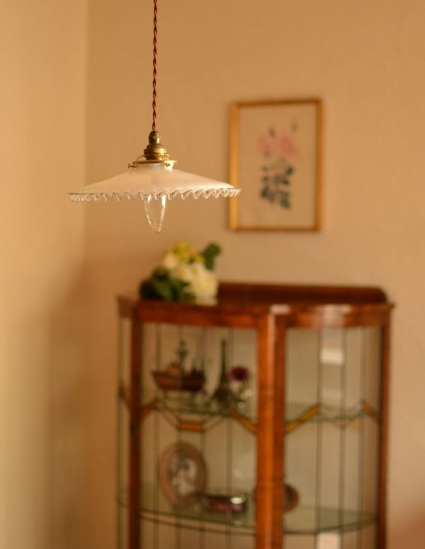 ペンダントライト　照明・ライティング　縁どりがクリアなフレンチレース、アンティークシェード ペンダントライト（コード・シャンデリア電球・ギャラリーA付き）。アンティークのミルクガラスは、光を通すとなんとも言えないステキな雰囲気でお部屋を照らしてくれます。(x-626-z)