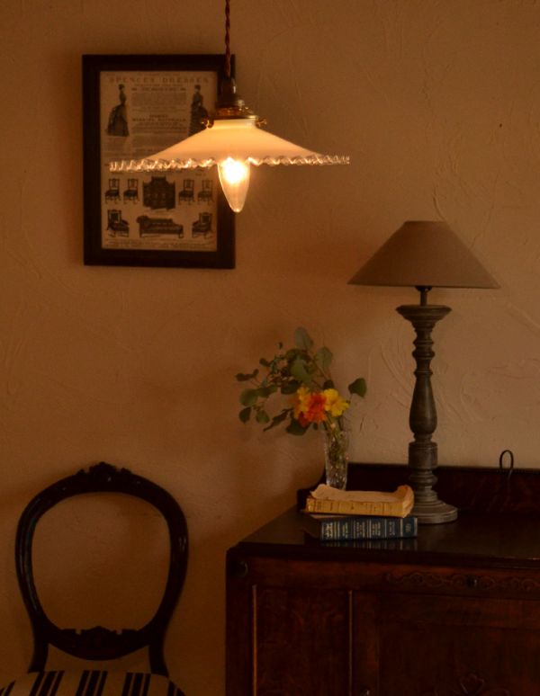 ペンダントライト　照明・ライティング　憧れのフレンチレース、アンティークシェード ペンダントライト（コード・シャンデリア電球・ギャラリーA付き）。縁がクリアガラスになっているので、光が当たるとキラキラきれいです。(x-625-z)