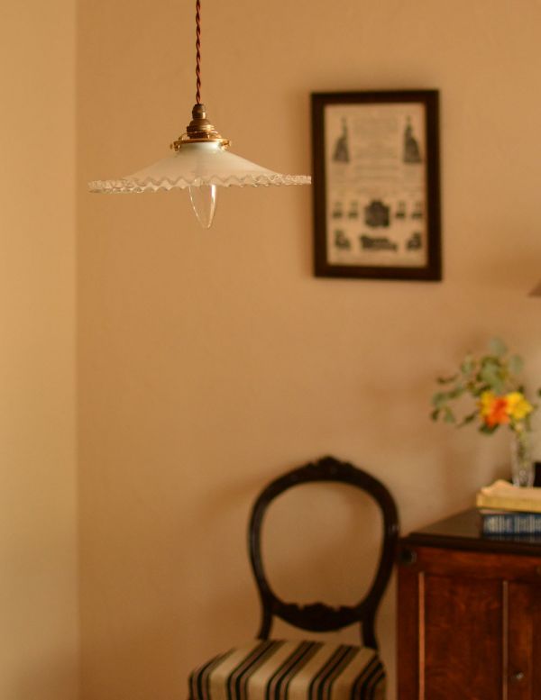ペンダントライト　照明・ライティング　憧れのフレンチレース、アンティークシェード ペンダントライト（コード・シャンデリア電球・ギャラリーA付き）。アンティークのミルクガラスは、光を通すとなんとも言えないステキな雰囲気でお部屋を照らしてくれます。(x-625-z)