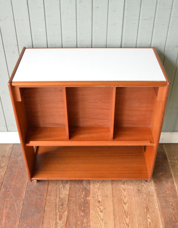 アンティークのキャビネット アンティーク家具 マッキントッシュのヴィンテージ家具、たっぷり収納付きのワゴン。天板を返すと棚が現れます。(x-626-f)